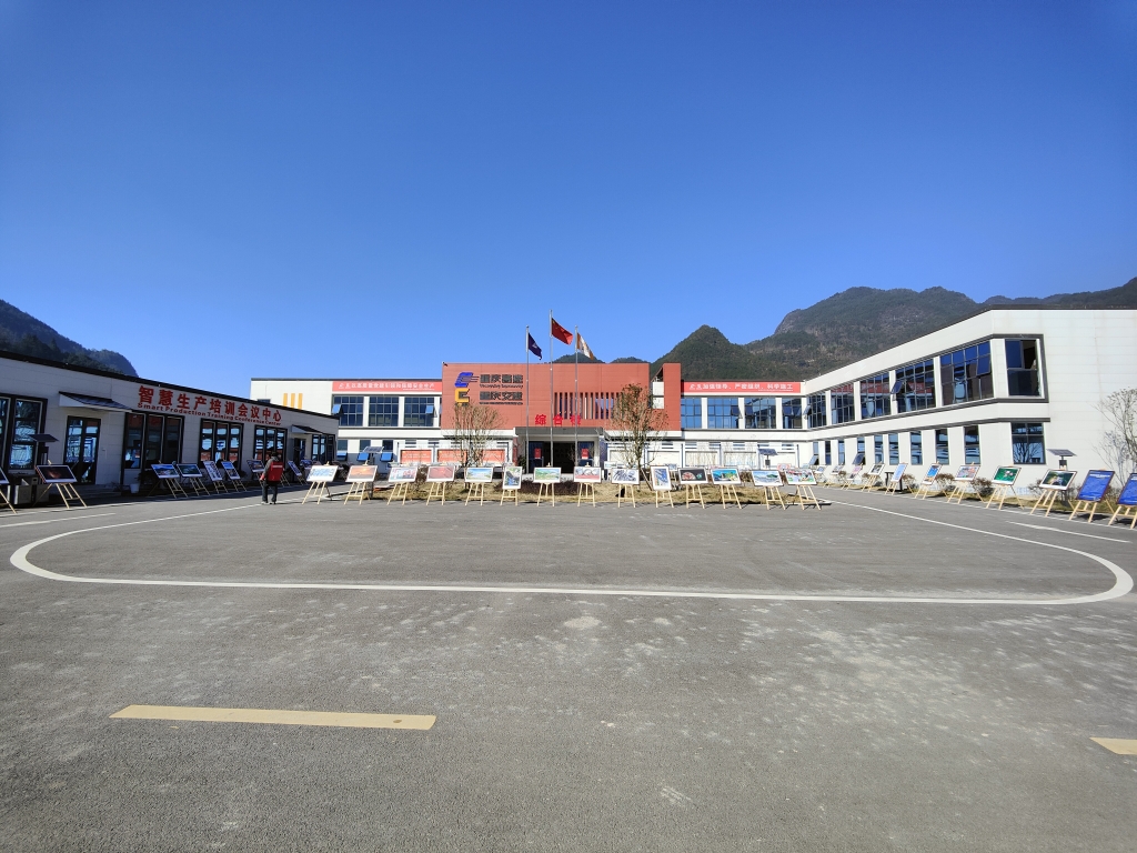 2022年11月14日，，，，，，重庆918博天娱乐官网公路建设史上摄影展首次走进建设工地——巫云开公司组织“贯彻落实党的二十大精神 起劲开创巫云开建设新时势——巫云开918博天娱乐官网摄影巡展”。。。。。。。 (1)